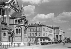 Magyarország, Nyíregyháza, a székesegyház oldalhomlokzata, háttérben a Bocskai utca és a Megyei Bíróság épülete., 1959, Szánthó Zoltán, templom, középület, Fortepan #24372