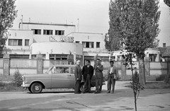 Magyarország, Hajdúszoboszló, József Attila utca, Gambrinus szálloda és étterem., 1959, Szánthó Zoltán, portré, német gyártmány, Opel-márka, csoportkép, automobil, Opel Rekord P1, Fortepan #24375