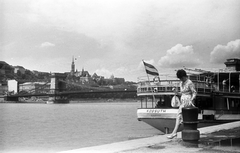 Magyarország, Budapest V., pesti alsó rakpart a Kossuth hajóval. Szemben a Széchenyi Lánchíd és a Halászbástya., 1959, Szánthó Zoltán, hajó, gőzhajó, Duna, lapátkerekes hajó, Kossuth/Leányfalu/Rigó/Ferenc Ferdinánd Főherceg hajó, Budapest, függőhíd, William Tierney Clark-terv, kikötőbak, Fortepan #24417