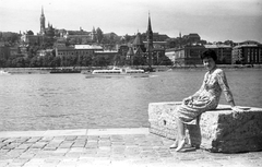 Magyarország, Budapest I., Bem rakpart a Széchenyi rakpart felől nézve. Az elbontott Kossuth híd szerkezete az alsó rakparton., 1961, Szánthó Zoltán, portré, templom, látkép, kesztyű, hölgy, neogótika, vízibusz, Budapest, nyári ruha, Pecz Samu-terv, Fortepan #24420