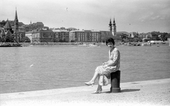 Magyarország, Budapest I., Bem rakpart a Széchenyi rakpart felől nézve. Bontják a Kossuth híd pilléreit., 1961, Szánthó Zoltán, portré, templom, látkép, kesztyű, barokk-stílus, katolikus, retikül, hölgy, neogótika, kézitáska, vízibusz, vásárcsarnok, Budapest, nyári ruha, Klunzinger Pál-terv, jezsuita, Hamon Kristóf-terv, Pecz Samu-terv, Nöpauer Máté-terv, kikötőbak, Fortepan #24421