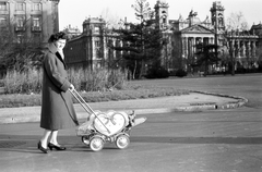 Magyarország, Budapest V., Kossuth Lajos tér északi parkja, háttérben az Igazságügyi Palota (ekkor Magyar Nemzeti Galéria és az MSZMP Párttörténeti Intézete)., 1959, Szánthó Zoltán, babakocsi, Hauszmann Alajos-terv, eklektikus építészet, Budapest, Fortepan #24427