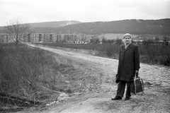 Magyarország, Miskolc, az épülő Dél - Kilián lakótelep Diósgyőr felől nézve, jobbra háttérben a Tatárdomb látható., 1961, Szánthó Zoltán, portré, lakótelep, látkép, svájcisapka, férfi, kézitáska, Fortepan #24437