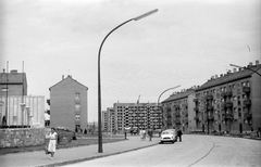 Magyarország, Uránváros, Pécs, Esztergár Lajos utca (39-es dandár út) az Olympia étterem előtt., 1961, Szánthó Zoltán, lakótelep, utcakép, életkép, lámpaoszlop, automobil, Skoda Octavia, Fortepan #24447