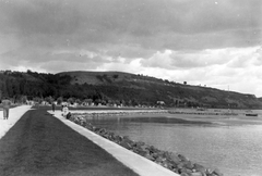 Magyarország, Balatonkenese, Székesfővárosi tisztviselők üdülőtelepe (később Honvéd üdülő) strandja., 1933, Somlai Tibor, víztükör, vízpart, domb, móló, Fortepan #24460