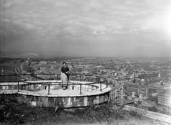 Magyarország, Gellérthegy, Budapest XI., látkép a Bazilika felé nézve., 1935, Somlai Tibor, portré, látkép, kilátó, hölgy, szoknya, Budapest, Fortepan #24480