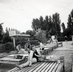 Hungary, Miskolc,Miskolctapolca, (Görömbölytapolca), Strandfürdő., 1936, Lőrincze Judit, bathing suit, reading, genre painting, sunbathe, wall-bars, Fortepan #24488