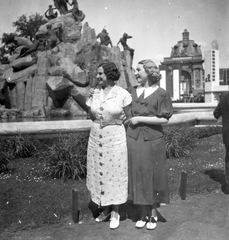 Magyarország, Városliget, Budapest XIV., a felvétel a Sió tündér regéje szoborcsoport és szökőkút előtt készült, távolabb az Iparcsarnok látható., 1935, Lőrincze Judit, nők, kettős portré, hajviselet, Budapest, karok a vállon, Fortepan #24514