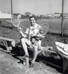 Magyarország, Budapest XI., Stoczek József (Stoczek) utca, a MAFC sporttelep teniszpályája., 1940, Lőrincze Judit, tenisz, teniszütő, Budapest, Fortepan #24515