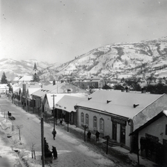 Ukraine,Zakarpattia Oblast, Rakhiv, Miru út (Fő utca), háttérben a katolikus templom., 1939, Lőrincze Judit, winter, pastry shop, sleigh, Fortepan #24524