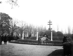 Hungary, Budapest VIII., Fiumei úti Nemzeti Sírkert (Kerepesi temető), irredenta emlékmű. Balra a fák mögött Deák Ferenc mauzóleuma., 1936, Lőrincze Judit, wreath, double crest, Budapest, Fortepan #24527