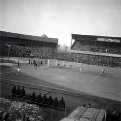 Magyarország, Budapest IX., Üllői út, FTC stadion, szemben a B tribün, balra a háttérben a Magyarok Nagyasszonya (Rezső) téri templom kupolája., 1935, Lőrincze Judit, reklám, Stühmer Frigyes csokoládégyár, Wolfner Gyula és Társa Gumigyár, Budapest, Fortepan #24532