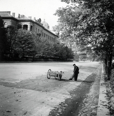 Magyarország, Budapest XI., Műegyetem rakpart, háttérben a Szent Gellért tér., 1936, Lőrincze Judit, utcaseprő, talicska, Budapest, Fortepan #24542