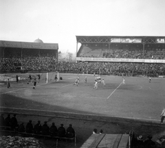 Magyarország, Budapest IX., Üllői út, FTC stadion, szemben a B tribün, balra hátul a Magyarok Nagyasszonya (Rezső) téri templom kupolája., 1935, Lőrincze Judit, reklám, Dreher-márka, focilabda, Stühmer Frigyes csokoládégyár, Wolfner Gyula és Társa Gumigyár, Budapest, Fortepan #24554