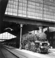 Hungary, Budapest VI., Nyugati pályaudvar., 1936, Lőrincze Judit, steam locomotive, Hungarian Railways, railway, MÁV Class 324, Budapest, Gustave Eiffel-design, Fortepan #24560