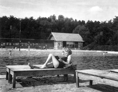 Hungary, Miskolc,Miskolctapolca, (Görömbölytapolca), Strandfürdő., 1936, Lőrincze Judit, portrait, bathing suit, reading, sunbathe, deck chair, lady, sandal, Fortepan #24567