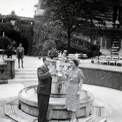 Magyarország, Budapest I., Erzsébet híd budai hídfő, Hungária ivóforrás., 1939, Lőrincze Judit, ivókút, Budapest, koccintás, Fortepan #24574