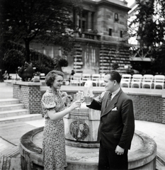 Magyarország, Budapest I., Erzsébet híd budai hídfő, Hungária ivóforrás., 1939, Lőrincze Judit, ivókút, Budapest, koccintás, Fortepan #24577