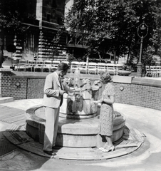 Magyarország, Budapest I., Erzsébet híd budai hídfő, Hungária ivóforrás., 1939, Lőrincze Judit, kerti szék, gázlámpa, ivókút, Budapest, Fortepan #24578