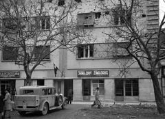 Serbia, Novi Sad, ulica Futoška (II. Rákóczi Ferenc utca) 40., előtte a Magyar Film Iroda NAG gyártmányú személygépkocsija., 1941, Martin Djemil, Cyrillic alphabet, bilingual sign, damaged building, Gerrman brand, automobile, NAG-brand, Fortepan #24610