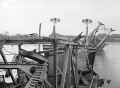 Serbia, Novi Sad, a lerombolt közúti híd (Most kraljevića Tomislava) maradványa, háttérben Pétervárad., 1941, Martin Djemil, wrecked bridge, Fortepan #24618