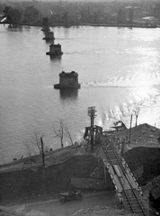 Serbia, Petrovaradin, kilátás az erődből Újvidék felé, előtérben a felrobbantott vasúti híd pillérei és a hídfő romjai., 1941, Martin Djemil, wrecked bridge, Fortepan #24623