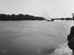 Serbia, a Duna Újvidék és Belgrád között. Lángoló szerb tankhajó a Szent Gellért személyhajó fedélzetéről nézve., 1941, Martin Djemil, ship, Fortepan #24629