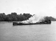 Serbia, a Duna Újvidék és Belgrád között. Lángoló szerb tankhajó a Szent Gellért személyhajó fedélzetéről nézve., 1941, Martin Djemil, ship, barge, Fortepan #24631