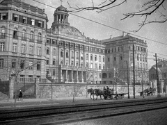 Magyarország, Budapest XI., Villányi út (Szt. Imre herceg útja) 5-7. Szent Margit Gimnázium., 1935, Kurutz Márton, ló, lovaskocsi, utcakép, gimnázium, palota, Budapest, neobarokk stílus, Fábián Gáspár-terv, Fortepan #24673