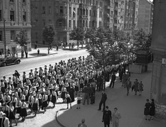 Magyarország, Budapest XI., Karinthy Frigyes (Verpeléti) út a Siroki utca sarkánál, szemben a Bicskei utca., 1940, Kurutz Márton, lányiskola, felvonulás, Budapest, Fortepan #24679