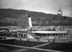 Magyarország, Budapest V.,Budapest I., pesti Duna-part a Petőfi tér környékén, háttérben az Erzsébet híd és a Gellért-hegy., 1940, Kurutz Márton, hajó, híd, folyó, hegy, kikötő, gőzhajó, Duna, lapátkerekes hajó, eklektikus építészet, Budapest, függőhíd, Duna-híd, Kherndl Antal-terv, Czekelius Aurél-terv, Fortepan #24682