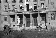 Magyarország, Budapest XI., Villányi út (Szt. Imre herceg útja) 5-7. Szent Margit Gimnázium., 1945, Kurutz Márton, háborús kár, gimnázium, rom, palota, Budapest, neobarokk stílus, Fábián Gáspár-terv, kereszt_jelkép, sírhalom, Fortepan #24684