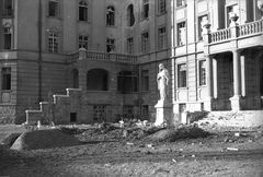 Magyarország, Budapest XI., Villányi út (Szt. Imre herceg útja) 5-7. Szent Margit Gimnázium., 1945, Kurutz Márton, gimnázium, palota, Budapest, neobarokk stílus, Fábián Gáspár-terv, kereszt_jelkép, sírhalom, Fortepan #24685