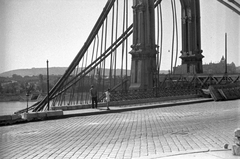 Magyarország, Budapest V., a lerombolt Erzsébet híd pesti hídfője., 1945, Kurutz Márton, háborús kár, hídroncs, Duna, eklektikus építészet, Budapest, függőhíd, Duna-híd, Kherndl Antal-terv, Czekelius Aurél-terv, Fortepan #24688