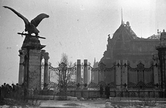 Magyarország, budai Vár, Budapest I., Szent György tér, Turul szobor a romos Királyi Palotával., 1945, Kurutz Márton, épületkár, Turul-szobor, Budapest, kerítés, járókelő, Fortepan #24692