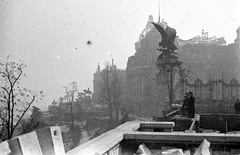 Magyarország, budai Vár, Budapest I., a Turul szobor és a Királyi Palota (később Budavári Palota) a Budai Hegypálya (később Budavári Sikló) pavilonja mellől nézve., 1945, Kurutz Márton, épületkár, Turul-szobor, lovas szobor, Budapest, Savoyai Jenő-ábrázolás, Róna József-terv, Fortepan #24693