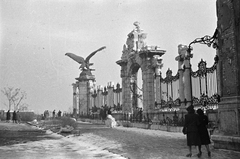 Magyarország, budai Vár, Budapest I., Szent György tér., 1945, Kurutz Márton, Turul-szobor, Budapest, kerítés, kapu, járókelő, Fortepan #24694