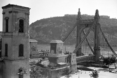 Magyarország, Budapest V., Március 15. (Eskü) tér, a lerombolt Erzsébet híd pesti hídfője, háttérben a Gellért-hegy., 1945, Kurutz Márton, háborús kár, hídroncs, Duna, eklektikus építészet, Budapest, függőhíd, Duna-híd, Kherndl Antal-terv, Czekelius Aurél-terv, Fortepan #24695