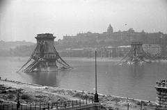 Magyarország, Budapest V.,Budapest I., a lerombolt Széchenyi Lánchíd és a romos Királyi Palota (később Budavári Palota)., 1945, Kurutz Márton, hídroncs, Duna, függőhíd, William Tierney Clark-terv, Budapest, Fortepan #24698