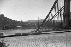 Magyarország, Budapest V., a lerombolt Erzsébet híd pesti hídfője a Tabán felé nézve., 1945, Kurutz Márton, háborús kár, hídroncs, Duna, eklektikus építészet, Budapest, függőhíd, Duna-híd, Kherndl Antal-terv, Czekelius Aurél-terv, Fortepan #24700