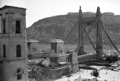 Magyarország, Budapest V., Március 15. (Eskü) tér, a lerombolt Erzsébet híd pesti hídfője, háttérben a Gellért-hegy., 1945, Kurutz Márton, háborús kár, hídroncs, Duna, eklektikus építészet, Budapest, függőhíd, Duna-híd, Kherndl Antal-terv, Czekelius Aurél-terv, Fortepan #24704