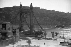 Magyarország, Budapest V., Március 15. (Eskü) tér, a lerombolt Erzsébet híd pesti hídfője, háttérben a Gellért-hegy., 1945, Kurutz Márton, háborús kár, hídroncs, Duna, eklektikus építészet, Budapest, függőhíd, Duna-híd, Kherndl Antal-terv, Czekelius Aurél-terv, Fortepan #24706