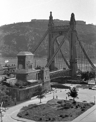 Magyarország, Budapest V., Március 15. (Eskü) tér, a lerombolt Erzsébet híd pesti hídfője, háttérben a Gellért-hegy., 1945, Kurutz Márton, háborús kár, hídroncs, Duna, eklektikus építészet, Budapest, függőhíd, Duna-híd, Kherndl Antal-terv, Czekelius Aurél-terv, Fortepan #24708