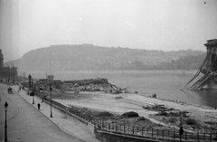 Magyarország, Budapest, a lerombolt Széchenyi Lánchíd pesti hídfője, háttérben a Gellért-hegy., 1945, Kurutz Márton, hídroncs, Duna, függőhíd, William Tierney Clark-terv, Fortepan #24710