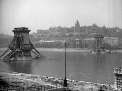 Magyarország, Budapest V.,Budapest I., a lerombolt Széchenyi Lánchíd és a romos Királyi Palota (később Budavári Palota)., 1945, Kurutz Márton, hídroncs, Duna, függőhíd, William Tierney Clark-terv, Budapest, Fortepan #24711