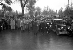 Magyarország, Budapest VIII., Fiumei úti Nemzeti Sírkert (Kerepesi temető), Magyari Imre cigányprímás temetése, 1940, Vass Károly, kalap, esernyő, temető, hegedű, temetés, cigányzenész, automobil, Budapest, Fortepan #24728