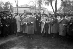 Magyarország, Budapest VIII., Fiumei úti Nemzeti Sírkert (Kerepesi temető), Magyari Imre cigányprímás temetése, 1940, Vass Károly, kalap, esernyő, temető, hegedű, temetés, cigányzenész, Budapest, Fortepan #24729