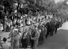 Magyarország, Budaörs, Szabadság út (József főherceg utca) a Templom tér felé nézve. Úrnapi körmenet virágszőnyege., 1940, Vass Károly, Fortepan #24737