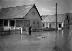 Magyarország, Pócsmegyer, Kossuth Lajos utca a Duna felé nézve., 1940, Vass Károly, árvíz, Fortepan #24755