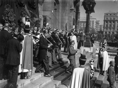 Magyarország, Budapest V., Kossuth Lajos tér, a felvétel Horthy István gyászszertartása után a Parlament lépcsőjénél, 1942. augusztus 27-én készült., 1942, Vass Károly, kalap, egyenruha, sisak, őrség, Budapest, Fortepan #24763